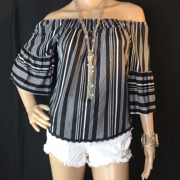 SOLD!♥️🌟NEW!! Size M | Sassy Off-The-Shoulder Top - Picture 2 of 7